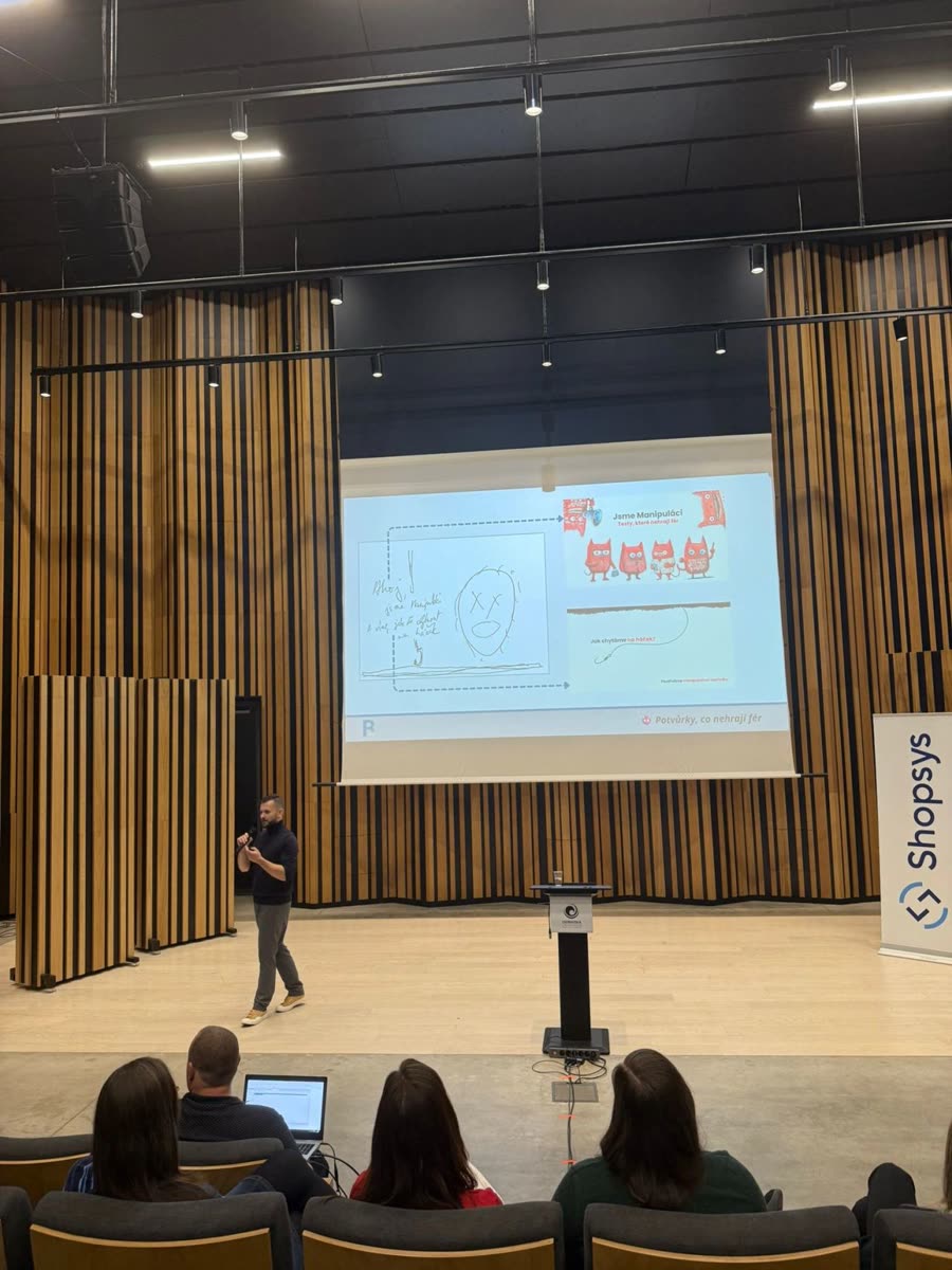 Radek přednáší o Manipulácích na Barcampu