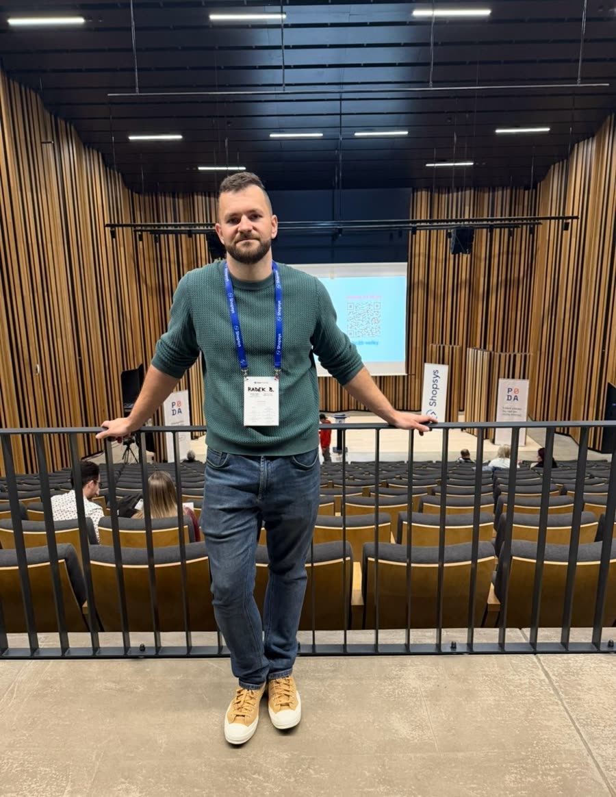 Radek na konferenci s visačkou účastníka
