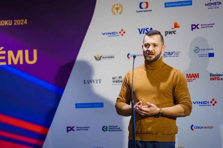 Radek mluví na slavnostním vyhlášení oceněni