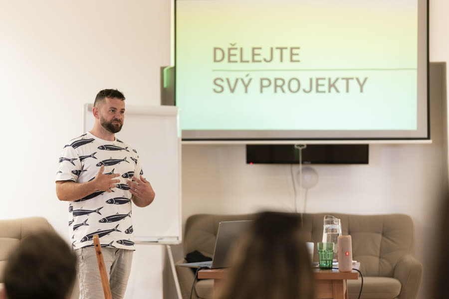 Radek při přednášce ukazuje slide Dělejte svý projekty